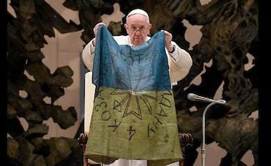 The Pope kissed the Ukrainian flag from Bucha