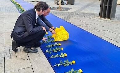 Yellow roses and blue ribbon: flash mob held in Bulgaria