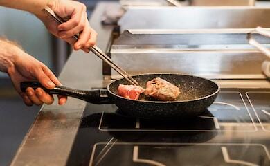 Experts have named a way to clean the pan from fat