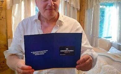 Boris Johnson posted a photo with a gift from Ukrzaliznytsia