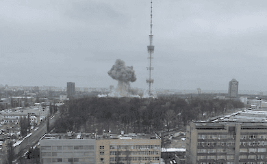 How many crimes has Russia committed against journalists and media in Ukraine