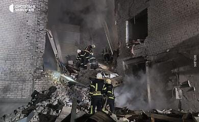 Russian troops hit a five-storey building in Mykolayiv overnight