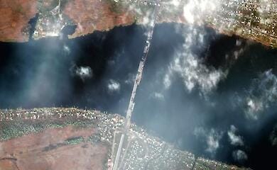 US-Unternehmen Maxar ver&ouml;ffentlicht Satellitenbilder der Antonov-Br&uuml;cke nach Explosion