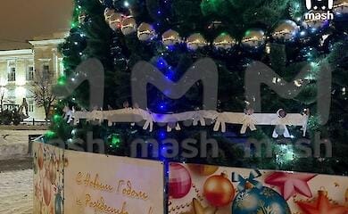 Z-Patrioten beschlie&szlig;en, sich selbst eine Freude zu machen, indem sie Antikriegsfiguren an den Weihnachtsbaum h&auml;ngen
