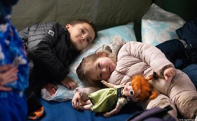 Wie viele aus der Ukraine abgeschobene Kinder wurden in Russland adoptiert?