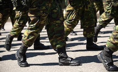 Russischer Invasor verr&auml;t, welcher Kommandant eine gro&szlig;e Anzahl von Soldaten unter einem Dach versammelt hat