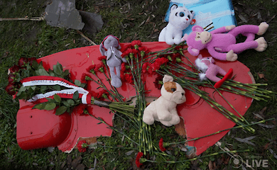 Ein M&auml;dchen und ihre Mutter, die bei einem Hubschrauberabsturz ums Leben kamen, werden in Brovary begraben