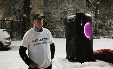 Oslo resident sets off alarm bells outside Russian diplomats' home every night. VIDEO