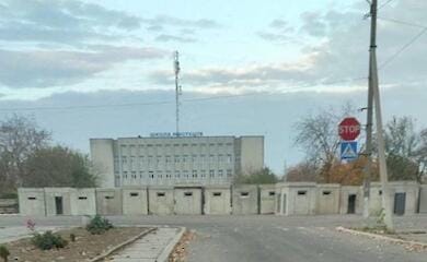 Occupiers in the south set up new defensive lines away from the front line