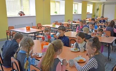 Kinder, deren Eltern die Ukraine verteidigen, erhalten in Kiew kostenlose Mahlzeiten