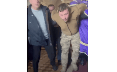 Ein Soldat erz&auml;hlt seine Version des Konflikts mit den Priestern der UOC MP in einer Kirche in Chmelnik 