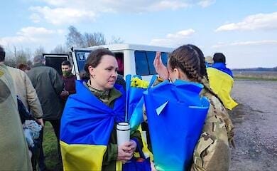 Gro&szlig;er Austausch von Kriegsgefangenen: 100 ukrainische Verteidiger kehren nach Hause zur&uuml;ck
