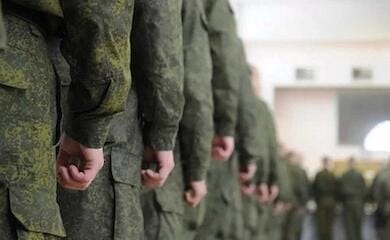 Ukrainische Verteidiger zeigen gefangene Russen bei Marinka