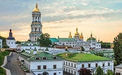 UOC MP guards at Lavra barbarously treat ancient 18th century doors