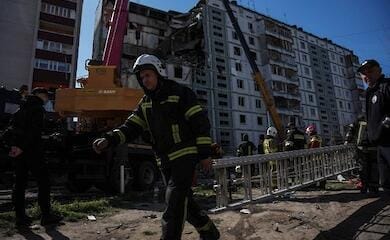 Burying the dead from an enemy strike on a multi-storey building started in Uman 