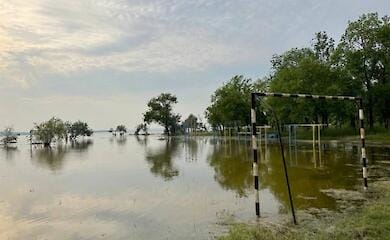 Destruction of the Kakhovka hydropower plant: Mykolaiv floods beaches, water approaches tenement houses