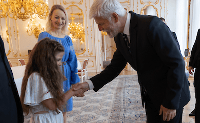 Tschechischer Pr&auml;sident trifft kleines ukrainisches M&auml;dchen, das in der Schule von anderen Kindern gedem&uuml;tigt wurde 