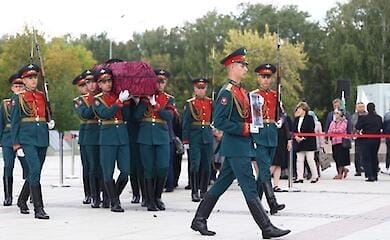 Russische Föderation begräbt Mörder eines Behinderten mit militärischen Ehren