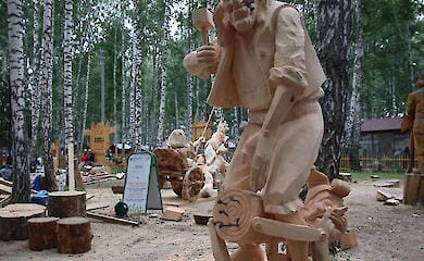 In Russland gewann eine Statue von Papa Carlo, der Pinocchio bestraft, das Volkskunstfestival