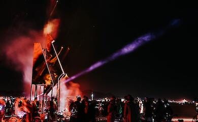 Ukrainische Feuerinstallation beim Burning Man Festival in den USA pr&auml;sentiert