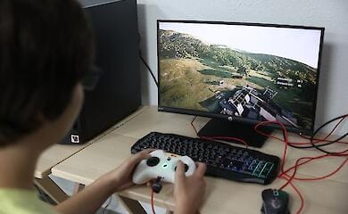 Sch&uuml;ler in Lviv lernen das Fliegen von Drohnen