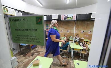 Schulkinder lernen in zwei Schichten in der Charkiwer U-Bahn (Video, Foto)