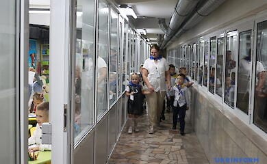 Schulkinder lernen in zwei Schichten in der Charkiwer U-Bahn (Video, Foto)