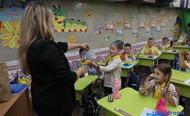 Schulkinder lernen in zwei Schichten in der Charkiwer U-Bahn (Video, Foto)