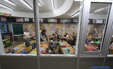 Schulkinder lernen in zwei Schichten in der Charkiwer U-Bahn (Video, Foto)