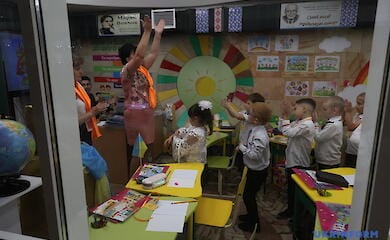 Schulkinder lernen in zwei Schichten in der Charkiwer U-Bahn (Video, Foto)