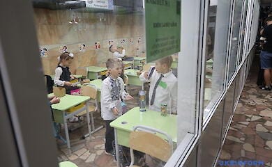 Schulkinder lernen in zwei Schichten in der Charkiwer U-Bahn (Video, Foto)