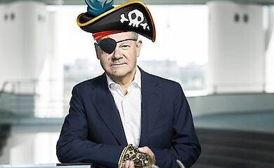 Die sozialen Medien reagierten mit Memes von Scholz mit einer "Piraten"-Armbinde (Foto)