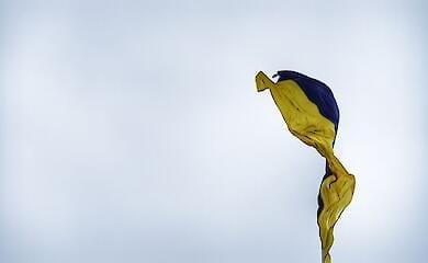 Eine riesige ukrainische Flagge wurde über Donezk ausgesetzt
