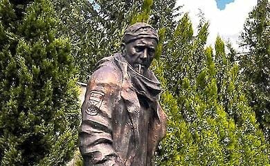 Denkmal für ukrainischen Soldaten, der wegen der Worte "Ruhm für die Ukraine" erschossen wurde, in Georgien enthüllt
