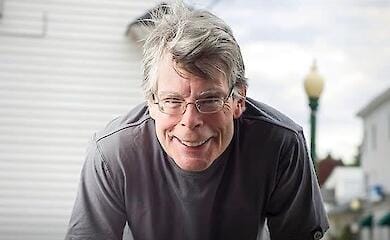 Stephen King gab eine Autogrammstunde mit einer Mütze, auf der "Ukraine" stand