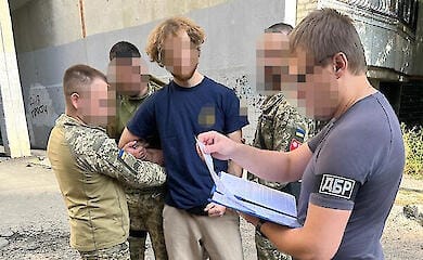 In Charkiw haben sie einen aus dem Militär geflohenen Mann festgenommen und aufgefordert, ihn zu fangen
