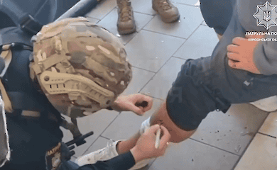 In Kherson wurde ein Mann beim Beschuss verwundet - Video von Körperkameras von Streifenpolizisten