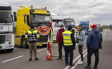 "Und in der Zwischenzeit im Schloss des Chefs": Wer steckt hinter der Blockade der Grenze durch polnische Spediteure