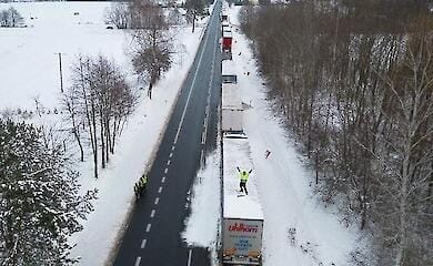 Ukrainian truckers stage retaliatory strike at Polish-Ukrainian border - social media