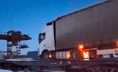 Erste ukrainische Lastwagen per Bahn nach Polen geliefert