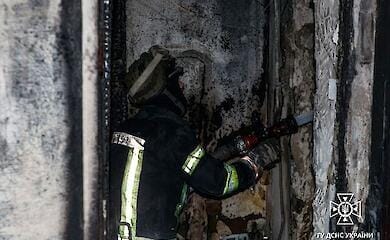 In Kherson brach ein Feuer aus, nachdem eine feindliche Granate das Haus getroffen hatte