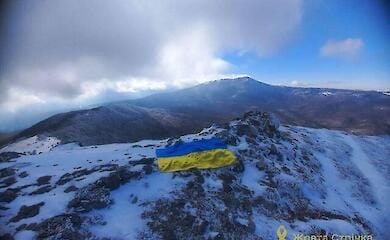 Auf der Krim haben Aktivisten die Flagge der Ukraine gehisst