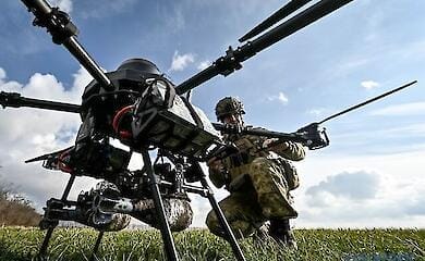Ukrainischer Angriffshexacopter "Vampire" gezeigt von Soldaten der ukrainischen Verteidigungskräfte