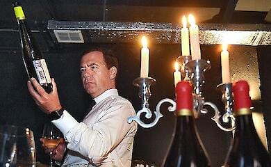 Die Daten von Medvedevs skandal&ouml;sen Posts fielen mit den Daten seiner Weinlieferungen aus Italien zusammen