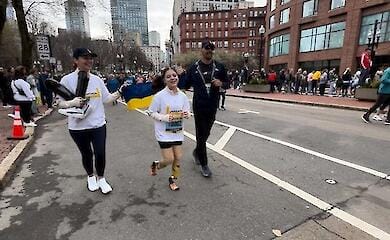 In Boston lief ein 12-j&auml;hriges ukrainisches M&auml;dchen einen 5-Kilometer-Marathon mit Prothesen