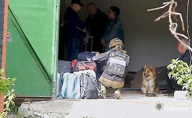 Polizeibeamte versteckten Menschen vor Drohnen w&auml;hrend der Evakuierung aus Krasnogorovka