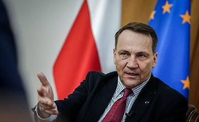 Poland says Ukrainians of conscription age have no right to receive benefits