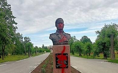 In occupied Makeyevka, a monument to the driver of "Motorola" was sprayed with red paint