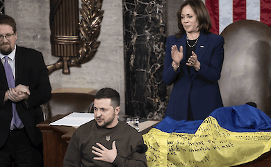 Wladimir Zelensky (Mitte) reagiert, w&auml;hrend Kamala Harris (hinten links) und Nancy Pelosi applaudieren