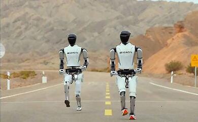 Chinesische humanoide Roboter rasen durch die Wüste Gobi: beeindruckendes Video